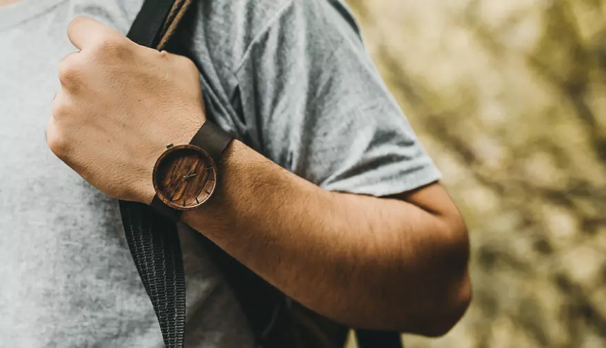 Reloj de madera artesanal